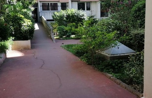 Hopital Saint-Louis Apartment | Grand studio Canal St Martin Paris