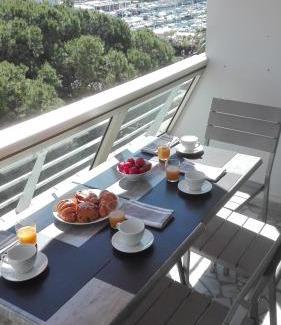 Golfe Juan Apartment | Grand studio climatisé en bord de mer avec parking sécurisé