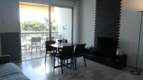 Golfe Juan Apartment | Grand studio climatisé en bord de mer avec parking sécurisé