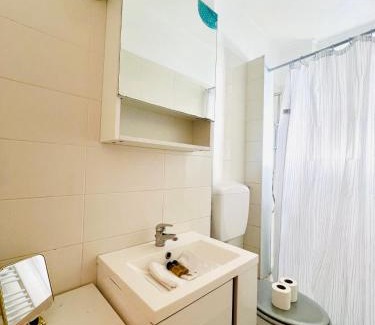 La Madeleine Apartment | Grand studio dans villa - Emplacement unique - Proche mer - Clim - Grande Terrasse