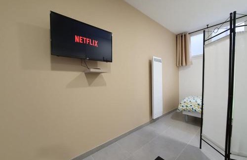 Gravelines Apartment | Grand studio Gravelines centre , 5 mn du cnpe et de la plage, absence de chambre privative