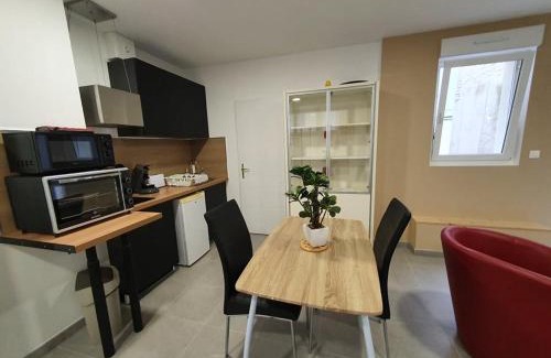 Gravelines Apartment | Grand studio Gravelines centre , 5 mn du cnpe et de la plage, absence de chambre privative