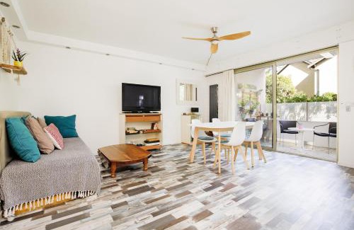 Golfe Juan Apartment | Grand Studio neuf face port et plage, parking privé