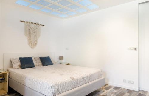Golfe Juan Apartment | Grand Studio neuf face port et plage, parking privé