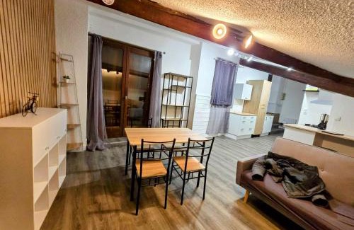 Foix Apartment | Grand T3 Wifi 2 chambres 82m2 centre Foix stationnement devant le logement