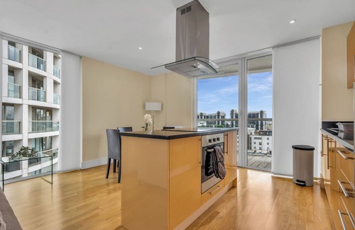 Isle of Dogs Apartment | Grand Two Bedroom Apartment in Canary Wharf