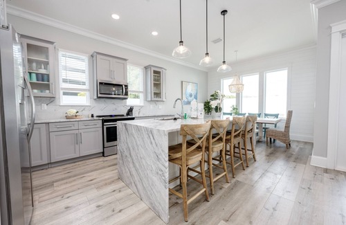 Long Beach House | Grand View Beach House 5BR 4BA HOUSE SLPS 18 CROSS STREET TO BEACH!