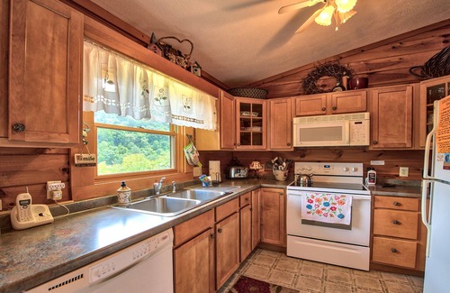 Maggie Valley Cabin | Grand Views, Easy Access, Spacious, immaculate! - Spring, Summer, Fall & Winter.