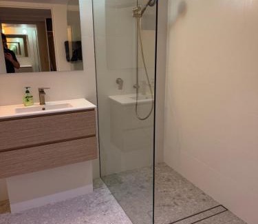 Manly Apartment | Grande Esplanade Studio - New bathroom
