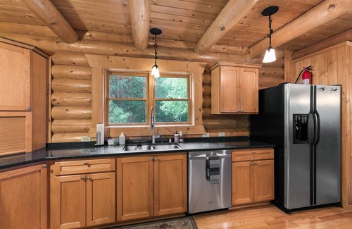Skykomish Cabin | Grande Lodge: luxurious log home on 6+ acres w/hot tub near hikes & more!