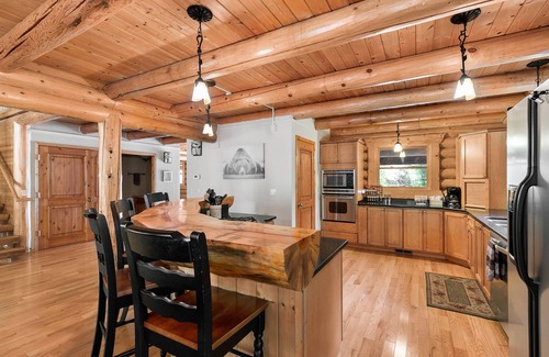 Skykomish Cabin | Grande Lodge: luxurious log home on 6+ acres w/hot tub near hikes & more!