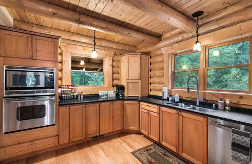 Skykomish Cabin | Grande Lodge: luxurious log home on 6+ acres w/hot tub near hikes & more!