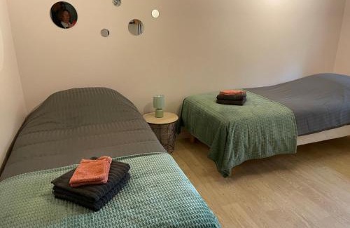 La Chartre-sur-le-Loir House | Grande Maison en Bord de l'Eau avec Jardin - 6 Chambres, Proche Commerces - FR-1-410-442