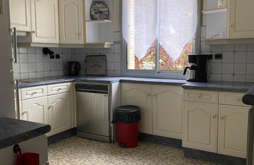 La Chartre-sur-le-Loir House | Grande Maison en Bord de l'Eau avec Jardin - 6 Chambres, Proche Commerces - FR-1-410-442