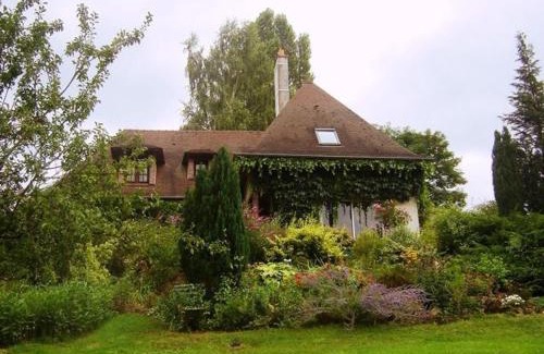 Saint-Martin-d'Abbat Bed & Breakfast | Grande maison calme avec jardin et rivière - FR-1-590-263