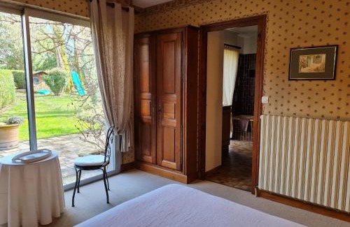 Saint-Martin-d'Abbat Bed & Breakfast | Grande maison calme avec jardin et rivière - FR-1-590-263