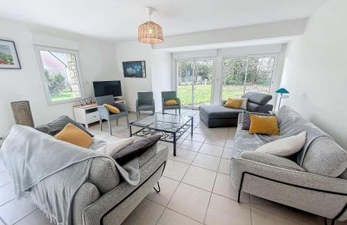 Carolles House | Grande maison près plage Carolles, 5 chambres, jardin, parking, wifi gratuit – 10 pers. - FR-1-361-537
