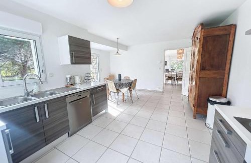 Carolles House | Grande maison près plage Carolles, 5 chambres, jardin, parking, wifi gratuit – 10 pers. - FR-1-361-537