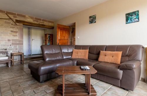 Fougerolles-Saint-Valbert House | Grande maison rénovée avec WIFI, idéale pour familles - FR-1-583-406