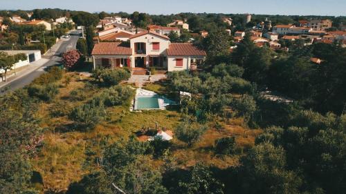 Ortaffa Villa | Grande villa catalane dans parc aux oliviers