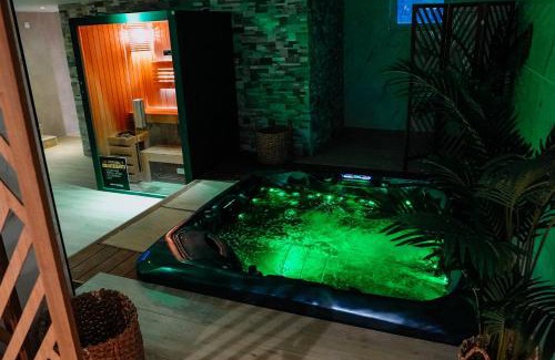 Juvignac Villa | Grande Villa cosy avec piscine, sauna & jacuzzi