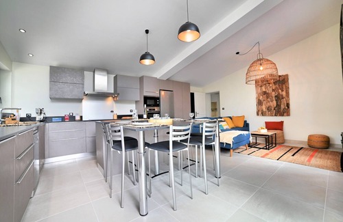 Ronce-les-Bains House | Grande Villa, Ronce LES Bains, 14 Personnes, au Calme, Proche Commerces et mer