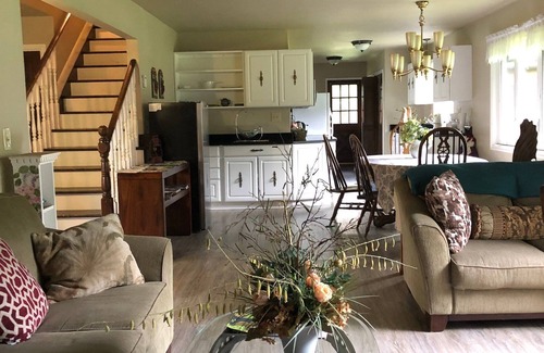 Mendenhaven House | Grandma's House - Large Home - DISCOUNT ON TOURS!