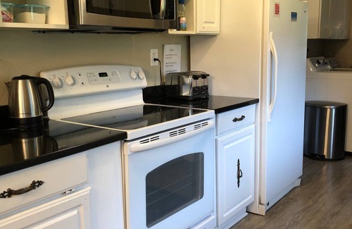 Mendenhaven House | Grandma's House - Large Home - DISCOUNT ON TOURS!