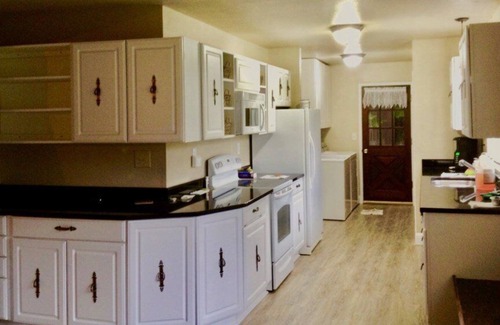 Mendenhaven House | Grandma's House - Large Home - DISCOUNT ON TOURS!