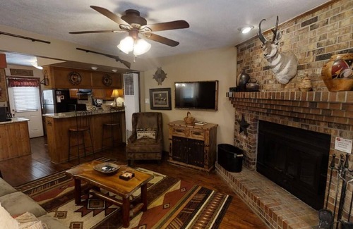 Red River House | Grandview 1 - In Town - Free WiFi - Cable - Gas Burning Fireplace - Gas Grill -