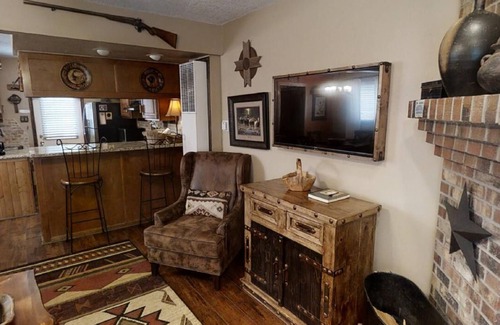Red River House | Grandview 1 - In Town - Free WiFi - Cable - Gas Burning Fireplace - Gas Grill -