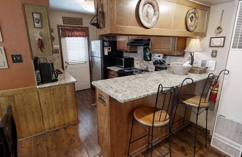 Red River House | Grandview 1 - In Town - Free WiFi - Cable - Gas Burning Fireplace - Gas Grill -
