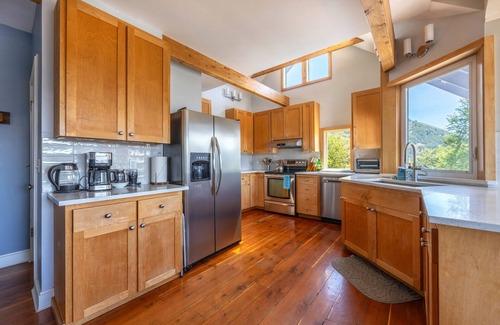 White Salmon House | Grandview 3 Bedroom Home by RedAwning