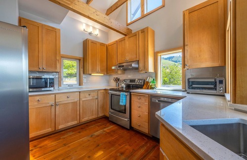 White Salmon House | Grandview 3 Bedroom Home by RedAwning