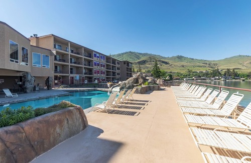 Chelan Condo | Grandview 711 Waterfront King with River View