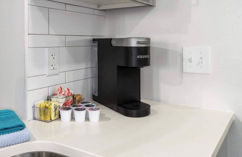 Crestline Heights Apartment | Grandview Apartment: Shops, Restaurants Nearby!