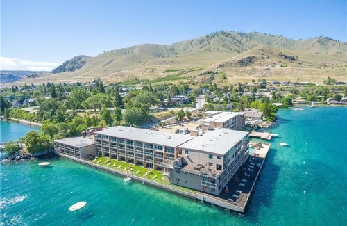 Chelan Apartment | Grandview Lake Chelan- Waterfront View, Pool, Hot tub, Golf, 1 Min To Downtown