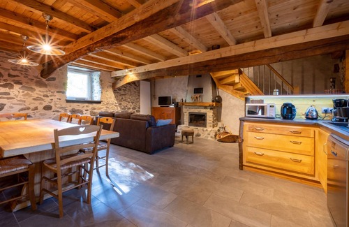 Saint-Pastous Ski Chalet | Grange de Montagne Entièrement Rénovée