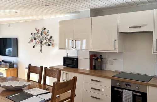 South Cerney Ski Chalet | Grange Lodge · Cotswolds Lakeside - Spring Lake