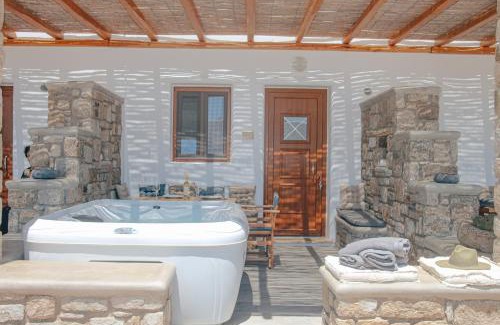 Xilokeratidi Apartment | Granite Village Mykonos