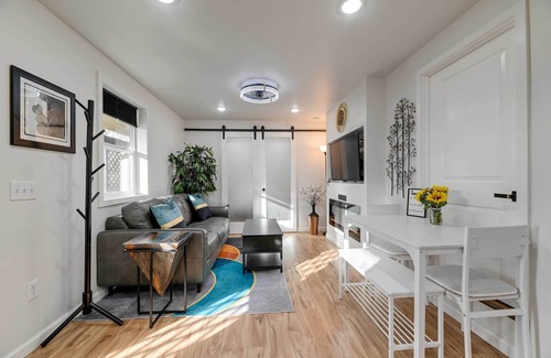 Grants Pass Apartment | Grants Pass Retreat w/Hot Tub & Mountain Views!