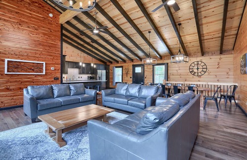 Logan Cabin | Gray Ridge - 6BR/4BA Modern Style Log Cabin - Walk to Old Man's Cave!