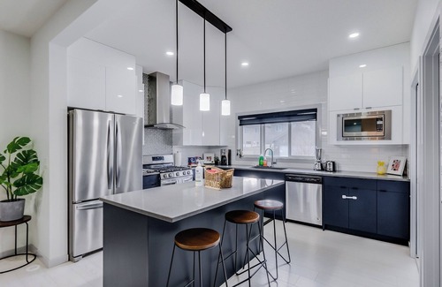 Southwest Edmonton House | Graydon - Bright, Modern Home w/King Sized Bed