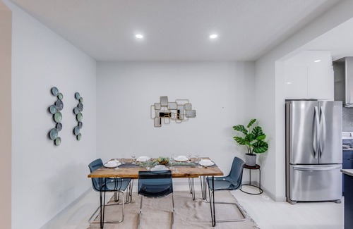 Southwest Edmonton House | Graydon - Bright, Modern Home w/King Sized Bed