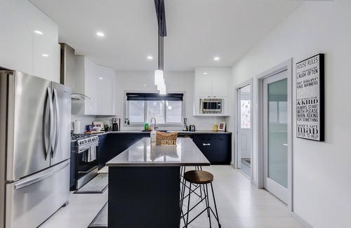 Southwest Edmonton House | Graydon - Bright, Modern Home w/King Sized Bed