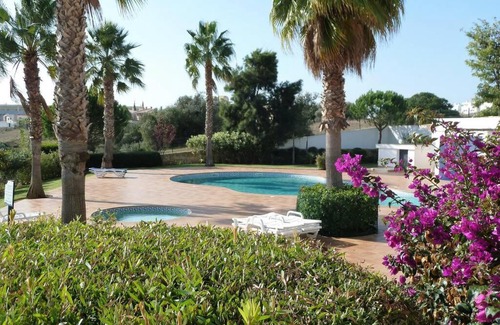 Albardeira Apartment | Great 2 bedroom apartment with communal pool