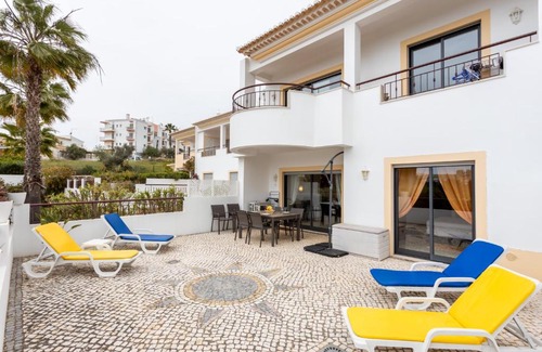 Albardeira Apartment | Great 2 bedroom apartment with communal pool