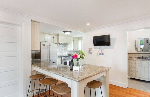 North End House | Great 5 bd House in historic N Tacoma. Convenient location, Game room, parking,