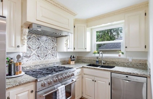 North End House | Great 5 bd House in historic N Tacoma. Convenient location, Game room, parking,
