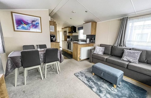 Clacton-on-Sea House | Great 6 berth caravan at Martello Beach, near Clacton-on-Sea ref 29015MV